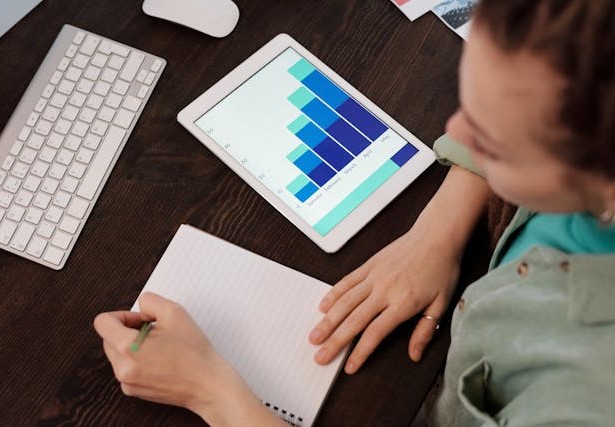 December-is-a-great-time-for-your-AI-SEO-strategy-image-from-pexels